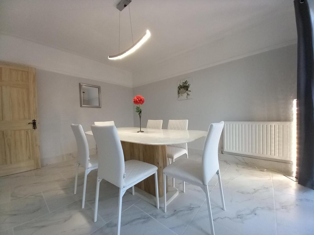 Surbiton Home With Free Parkings, Surbiton, Kingston Upon Thames, Surrey, Greater London Uk Bagian luar foto